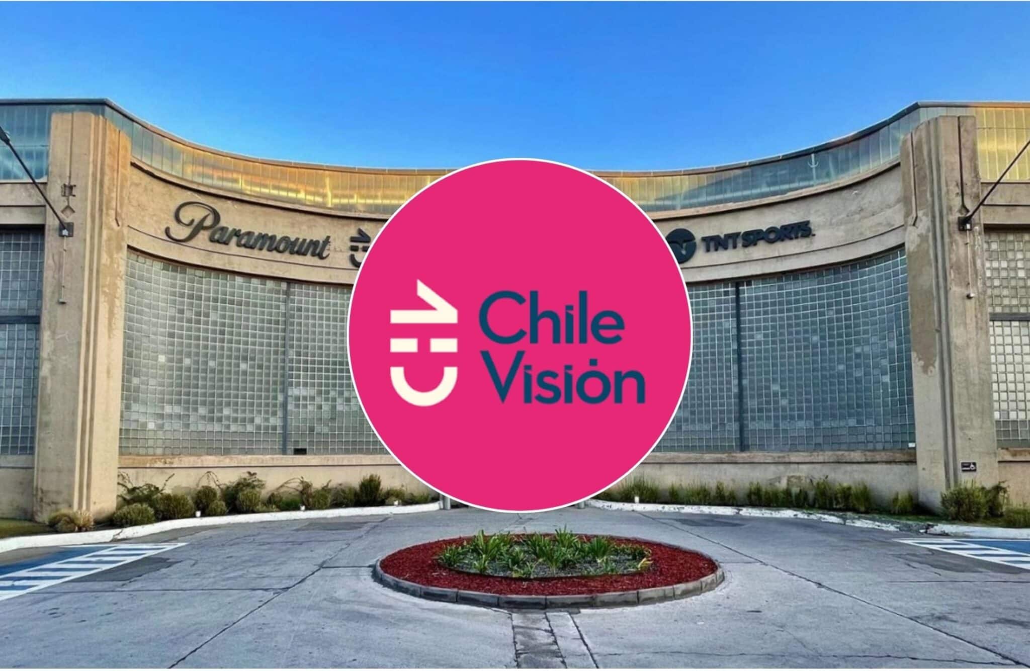 Logo fucsia de Chilevisión superpuesto en la fachada curva de un edificio con letreros de Paramount y TNT Sports, bajo cielo despejado y acceso pavimentado.
