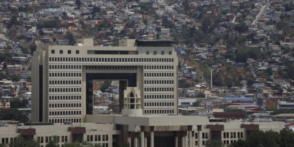 Vista frontal del edificio del Congreso Nacional en Valparaíso, sede del Poder Legislativo, donde los sueldos del Congreso vuelven a generar debate público por las altas remuneraciones de sus funcionarios.