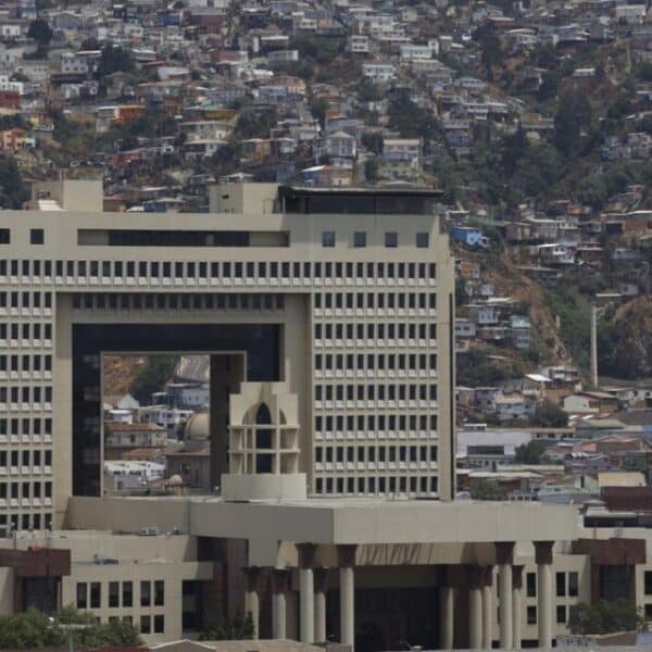 Vista frontal del edificio del Congreso Nacional en Valparaíso, sede del Poder Legislativo, donde los sueldos del Congreso vuelven a generar debate público por las altas remuneraciones de sus funcionarios.