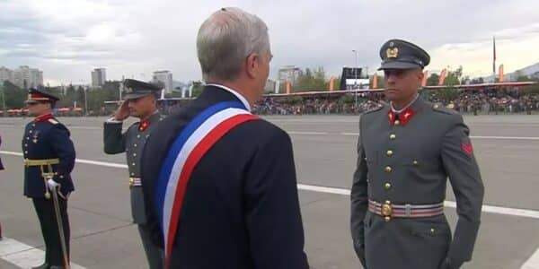 El Presidente José Antonio Kast durante la entrega de medallas al valor en la Parada Militar 2026, momento en que una mosca se posó sobre su cabeza y que la marca Tanax convirtió en publicidad.