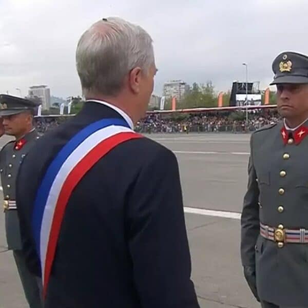 El Presidente José Antonio Kast durante la entrega de medallas al valor en la Parada Militar 2026, momento en que una mosca se posó sobre su cabeza y que la marca Tanax convirtió en publicidad.