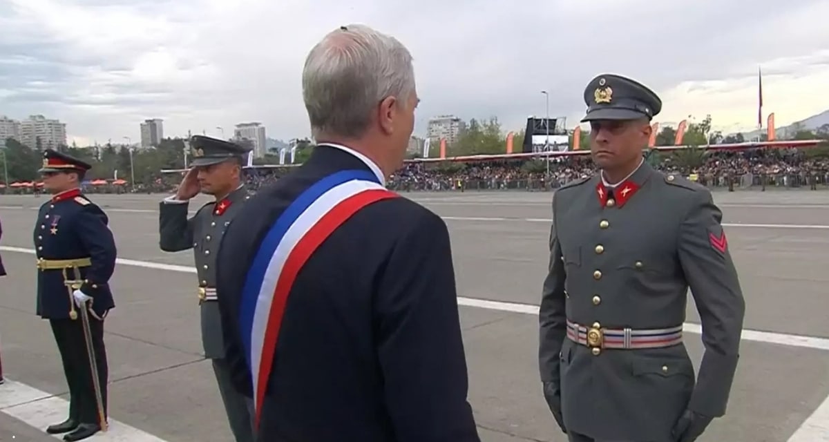 El Presidente José Antonio Kast durante la entrega de medallas al valor en la Parada Militar 2026, momento en que una mosca se posó sobre su cabeza y que la marca Tanax convirtió en publicidad.