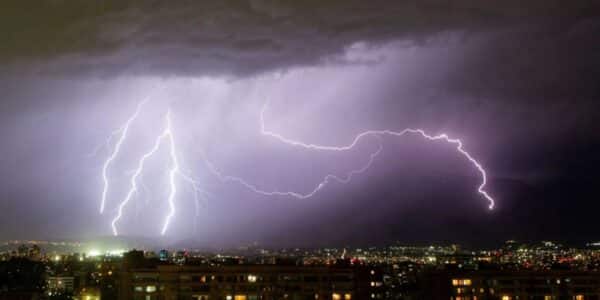 Rayos iluminan un cielo nublado en el sur de Chile: la DMC mantiene un aviso por tormentas eléctricas tras el paso del sistema frontal que dejó intensas lluvias en la zona.