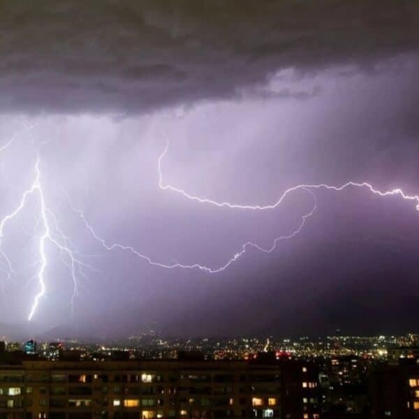 Rayos iluminan un cielo nublado en el sur de Chile: la DMC mantiene un aviso por tormentas eléctricas tras el paso del sistema frontal que dejó intensas lluvias en la zona.