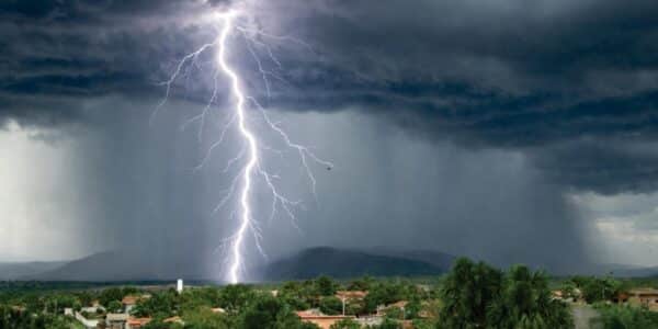 Tormenta eléctrica con rayos sobre la cordillera de Chile