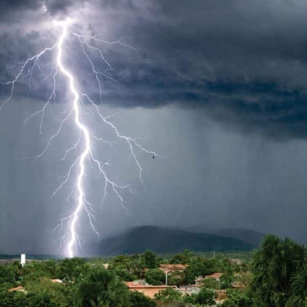 Tormenta eléctrica con rayos sobre la cordillera de Chile