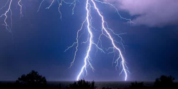 Rayos iluminan el cielo nublado durante tormentas eléctricas en Chile, fenómeno por el que la DMC emitió avisos en nueve regiones del país.