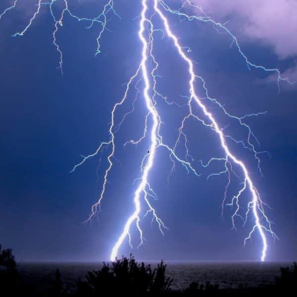 Rayos iluminan el cielo nublado durante tormentas eléctricas en Chile, fenómeno por el que la DMC emitió avisos en nueve regiones del país.
