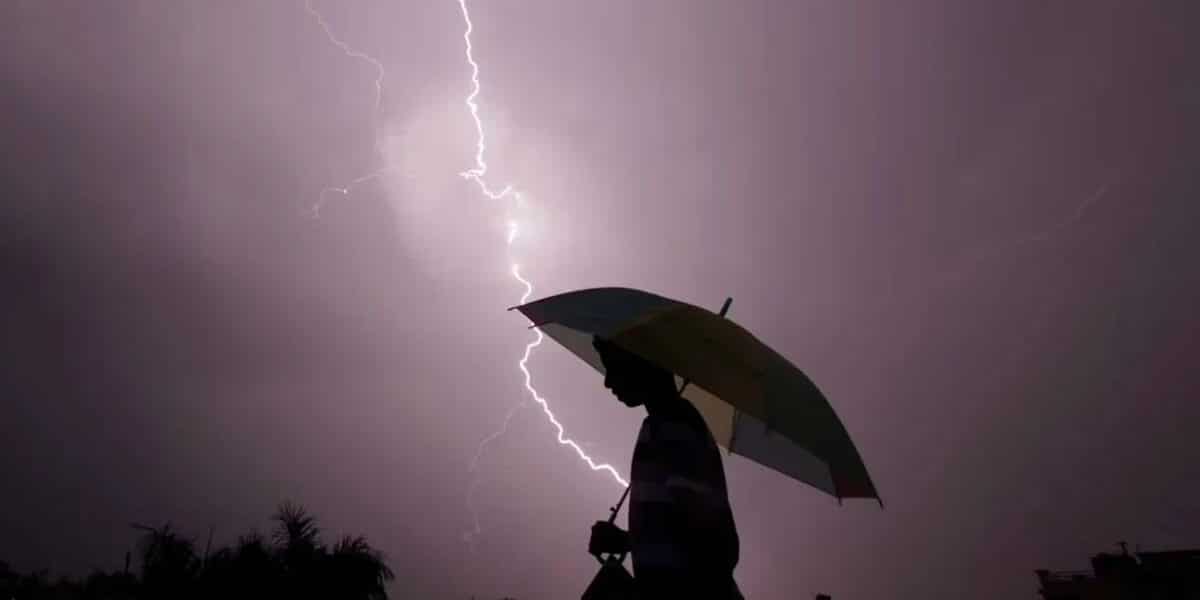 Cielo nublado con rayos sobre una zona de Chile, imagen referencial de las tormentas eléctricas pronosticadas por la Dirección Meteorológica de Chile para la tarde y noche de este lunes 28 de septiembre en sectores de ocho regiones del país.