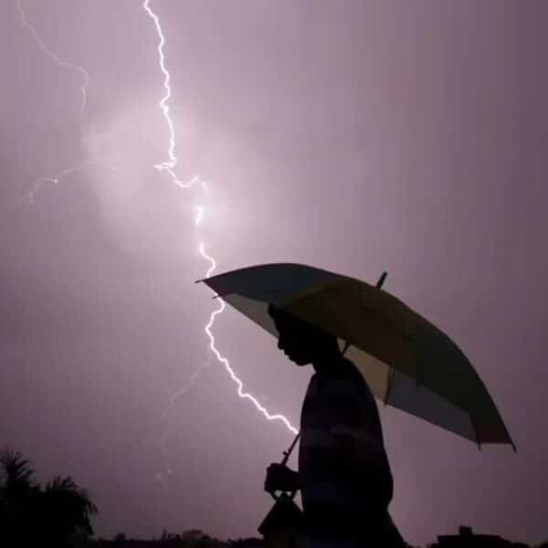 Cielo nublado con rayos sobre una zona de Chile, imagen referencial de las tormentas eléctricas pronosticadas por la Dirección Meteorológica de Chile para la tarde y noche de este lunes 28 de septiembre en sectores de ocho regiones del país.
