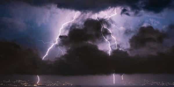 Cielo cubierto con rayos durante una tormenta eléctrica en el sur de Chile: la DMC emitió aviso para tres regiones este domingo.