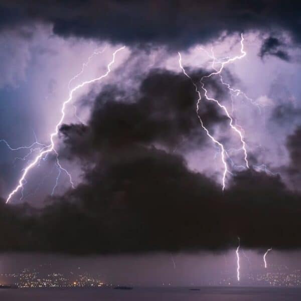 Cielo cubierto con rayos durante una tormenta eléctrica en el sur de Chile: la DMC emitió aviso para tres regiones este domingo.