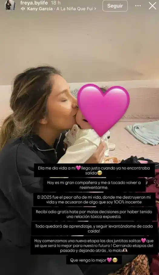 Captura de la historia de Instagram donde Valentina Castro aparece junto a su hija recién nacida, cuyo rostro cubre con un corazón, acompañada del mensaje sobre la nueva etapa que inician juntas.