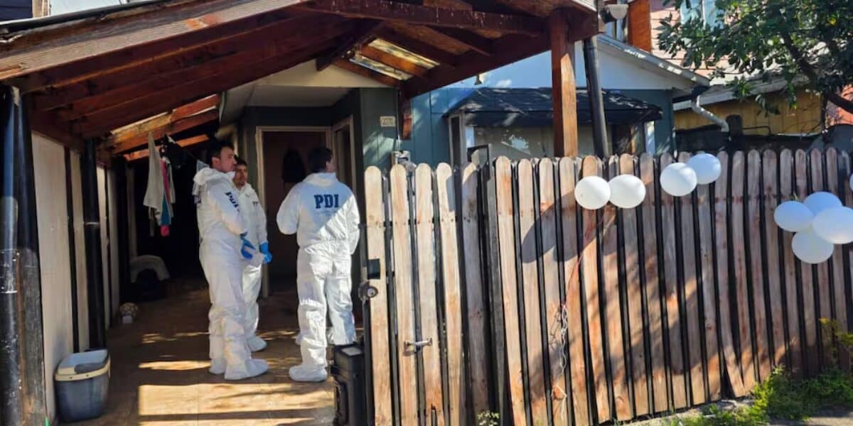 Vecinos de Villarrica marchan bajo la lluvia exigiendo justicia por el doble femicidio de una madre y su hija adolescente, crimen que conmocionó a la comuna de la Región de La Araucanía durante Fiestas Patrias.