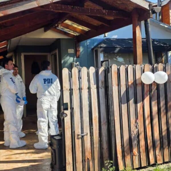 Vecinos de Villarrica marchan bajo la lluvia exigiendo justicia por el doble femicidio de una madre y su hija adolescente, crimen que conmocionó a la comuna de la Región de La Araucanía durante Fiestas Patrias.