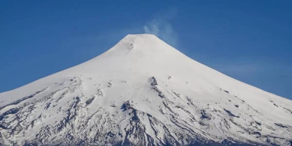 Volcán Villarrica con fumarola visto desde Pucón