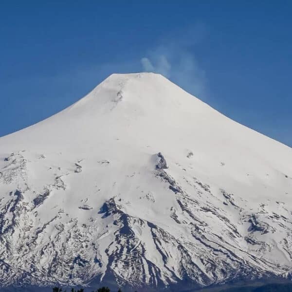 Volcán Villarrica con fumarola visto desde Pucón