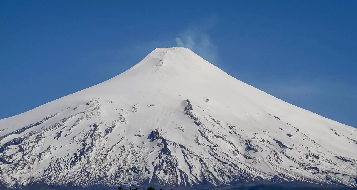 Volcán Villarrica con fumarola visto desde Pucón