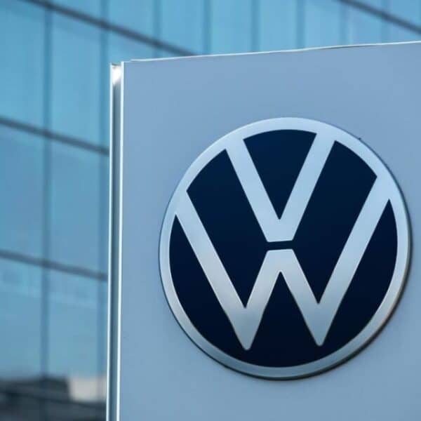 Vehículos Volkswagen en un concesionario, la marca que llamó a revisión a más de 2,8 millones de autos en el mundo por un posible fallo en la dirección