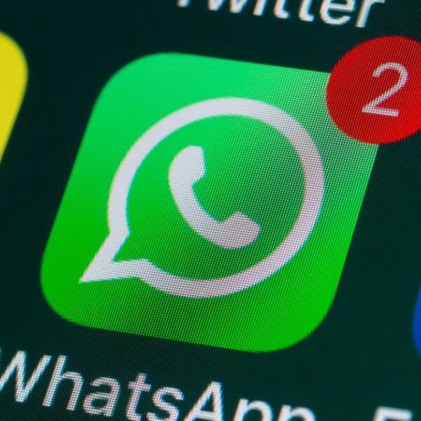 Logo de WhatsApp en la pantalla de un teléfono celular, aplicación que actualizó sus requisitos mínimos de compatibilidad y dejó fuera a los equipos con sistemas operativos antiguos.