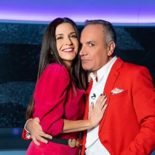 Yuyuniz Navas generó una profunda controversia en el espectáculo nacional tras acusar públicamente a los animadores Luis Jara y Karla Constant de menospreciar, aislar y limitar la participación de su madre, Eli de Caso, debido a problemas de ego durante su paso por la televisión matinal.