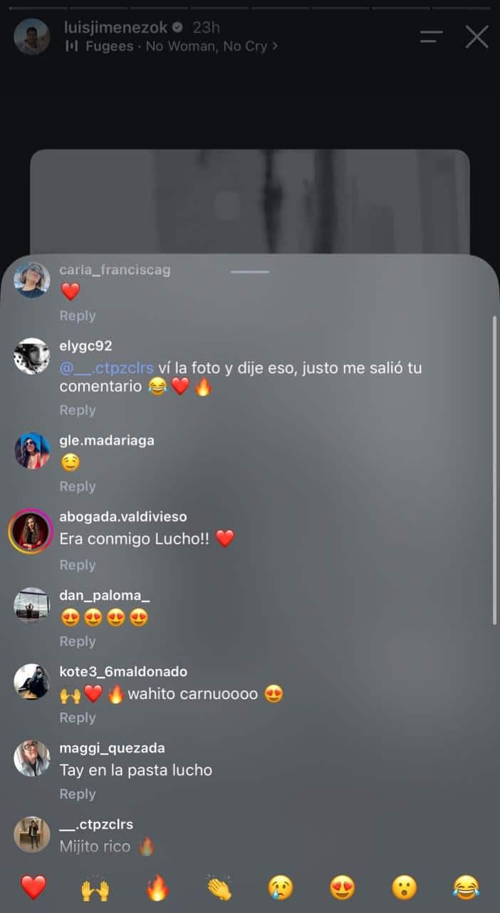 Captura de una historia de Instagram con una imagen desenfocada al fondo y una lista de comentarios acompañados de corazones y emojis.