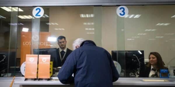 Persona adulta mayor revisa información sobre la PGU y el calendario de la Reforma de Pensiones para 2027.