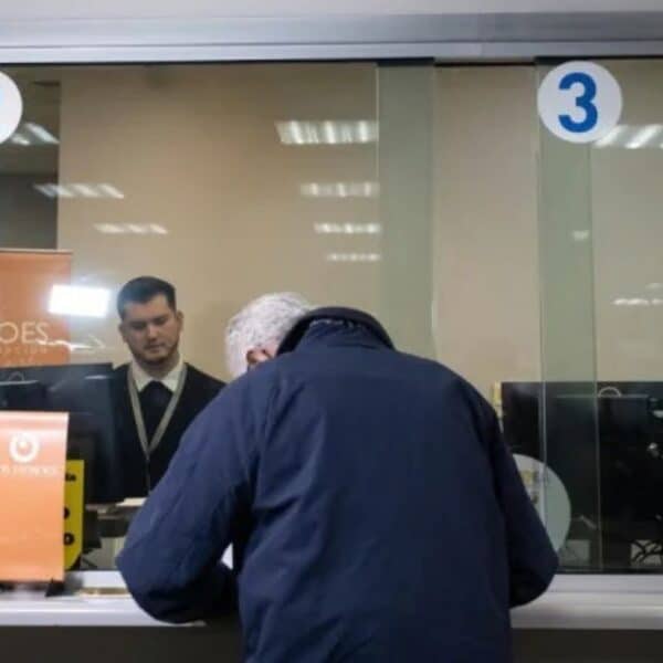 Persona adulta mayor revisa información sobre la PGU y el calendario de la Reforma de Pensiones para 2027.