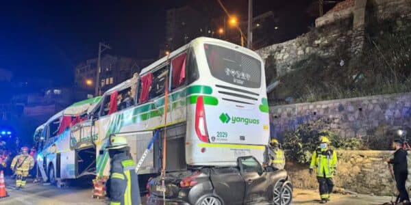 Bus de la Orquesta de Cámara de Chile accidentado en Valparaíso, tras caer hacia el estacionamiento de un condominio.