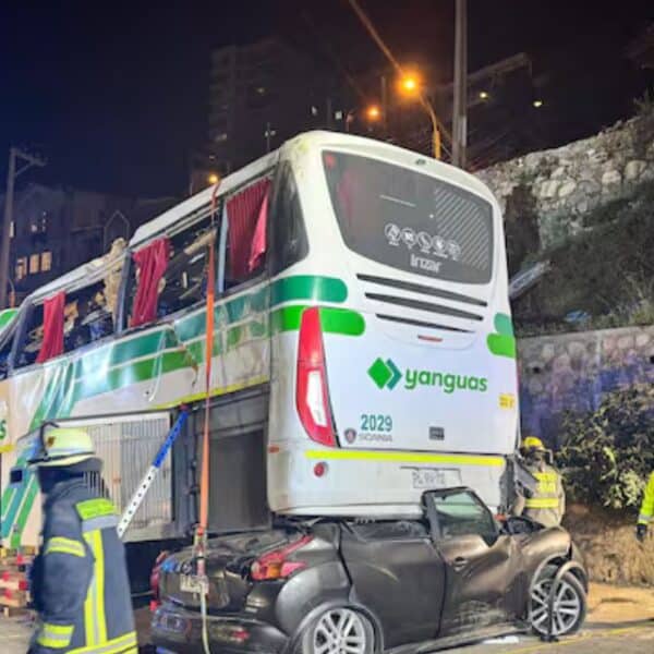 Bus de la Orquesta de Cámara de Chile accidentado en Valparaíso, tras caer hacia el estacionamiento de un condominio.