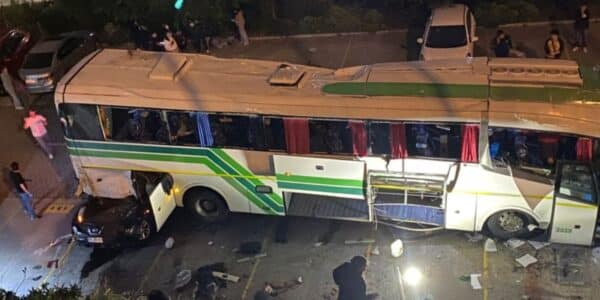 Equipos de emergencia trabajan en el lugar del accidente en Valparaíso, donde un bus se desbarrancó en el sector de avenida Diego Portales.