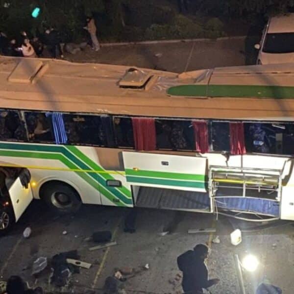 Equipos de emergencia trabajan en el lugar del accidente en Valparaíso, donde un bus se desbarrancó en el sector de avenida Diego Portales.