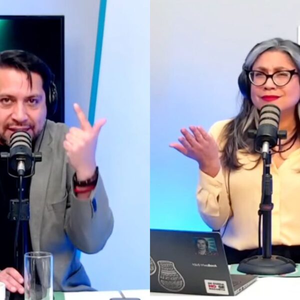 Alejandra Valle conduciendo en el estudio del programa La Voz de los que Sobran durante el debate en vivo.