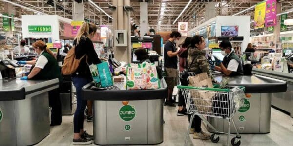 Clientes realizando compras en un pasillo ante el estancamiento real del gasto en supermercados en Chile por la inflación