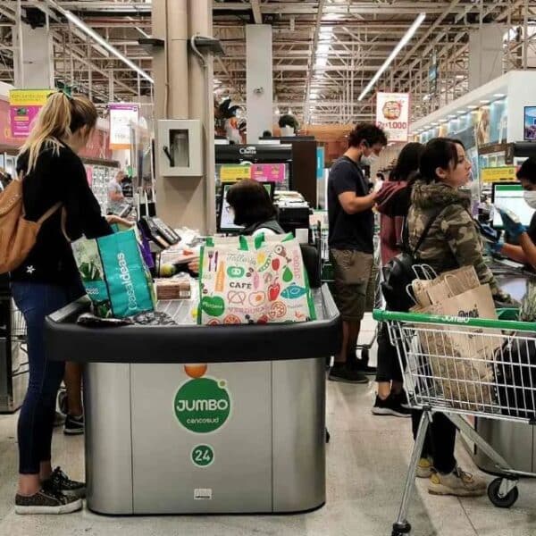 Clientes realizando compras en un pasillo ante el estancamiento real del gasto en supermercados en Chile por la inflación