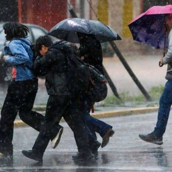 Intensas precipitaciones en una ciudad de la zona central de Chile, imagen ilustrativa de la alerta meteorológica del 20 de octubre de 2026.