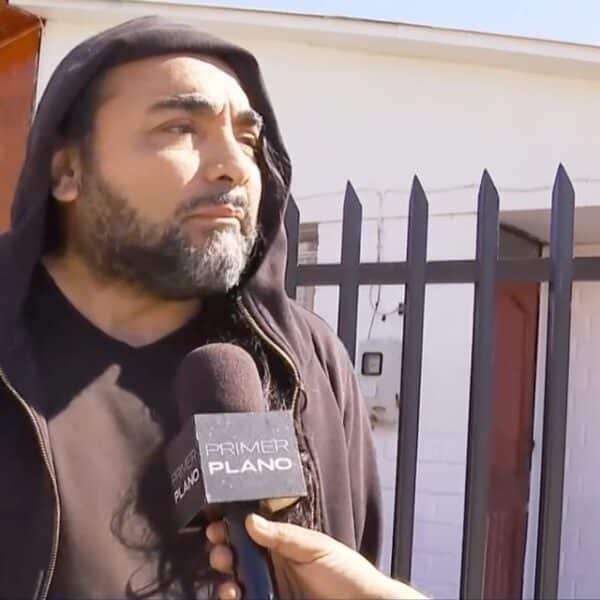Alexítico, fundador de La Noche, durante una entrevista en Primer Plano sobre su conflicto con Leo Rey.