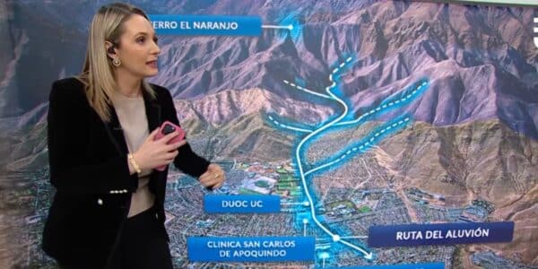 Allison Göhler, meteoróloga de Chilevisión, durante su análisis televisivo sobre el aluvión que afectó a Las Condes.