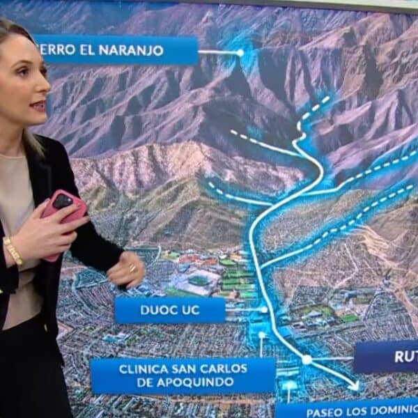 Allison Göhler, meteoróloga de Chilevisión, durante su análisis televisivo sobre el aluvión que afectó a Las Condes.