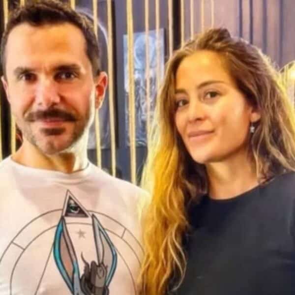 Álvaro Ballero junto a su pareja Valentina Schnitzer a propósito del tatuaje que se realizó en honor a su relación