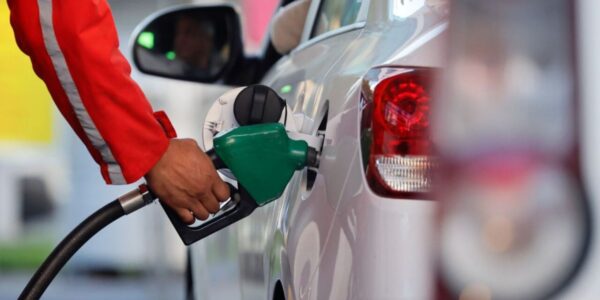 Automovilista cargando combustible en una estación de servicio en Chile, ante las proyecciones de nuevas alzas de bencinas y diésel.