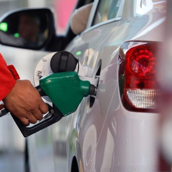 Automovilista cargando combustible en una estación de servicio en Chile, ante las proyecciones de nuevas alzas de bencinas y diésel.