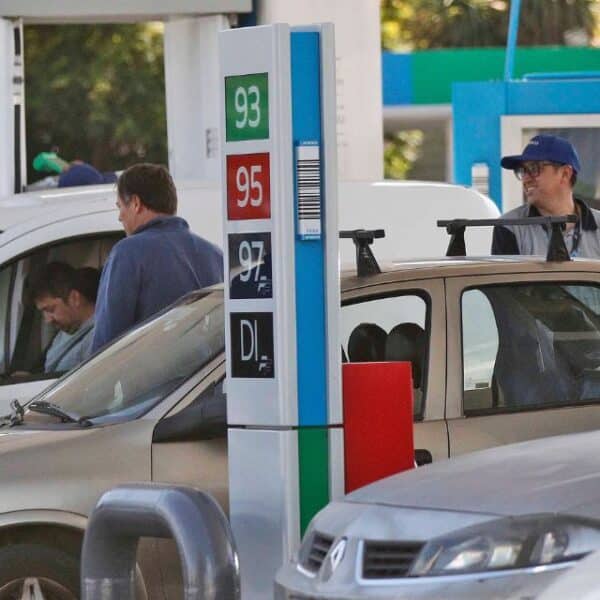 Automovilista carga combustible en una estación de servicio en Chile, ante las proyecciones de alzas para el 22 de octubre de 2026.