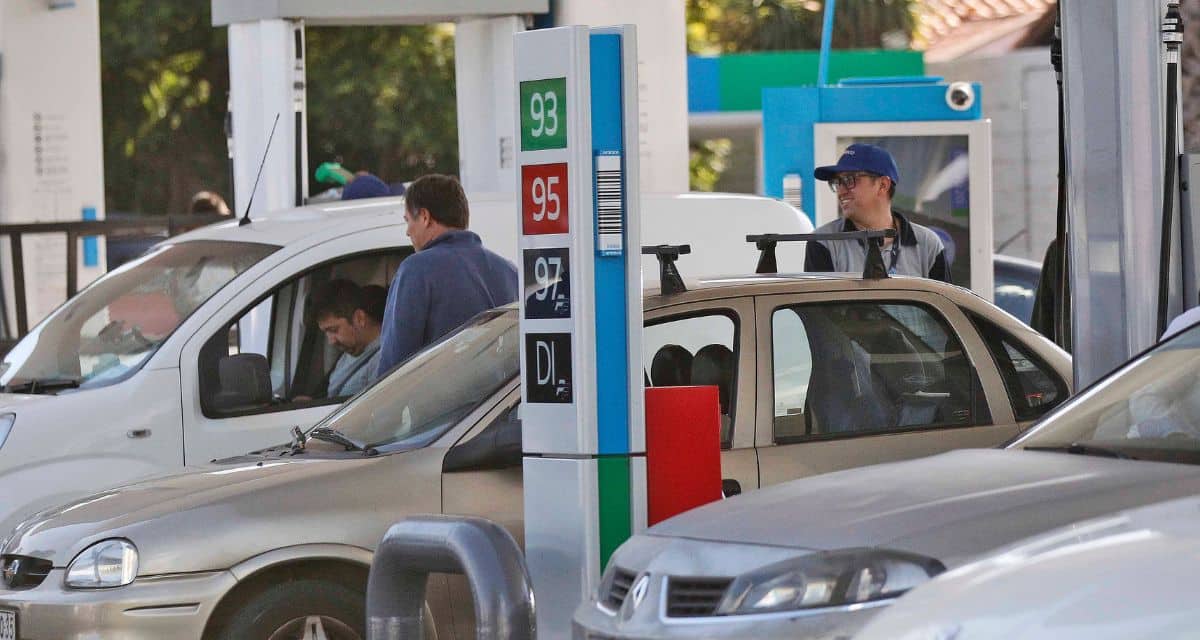 Automovilista carga combustible en una estación de servicio en Chile, ante las proyecciones de alzas para el 22 de octubre de 2026.