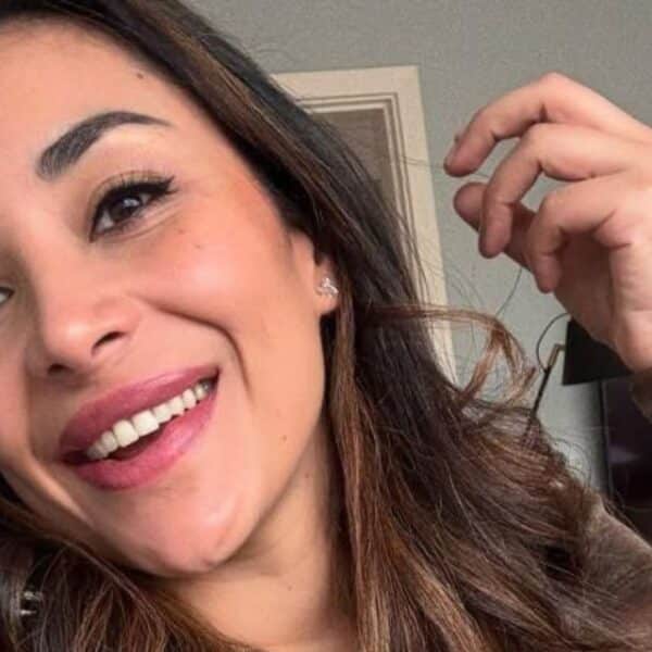 Arenita posa frente al espejo con ropa deportiva durante el proceso físico que compartió con sus seguidores.