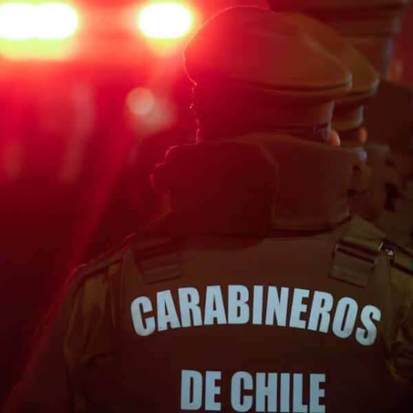 Patrulla de Carabineros tras la denuncia por el violento asalto a una profesora jubilada a quien le robaron 7 millones en Cerro Navia