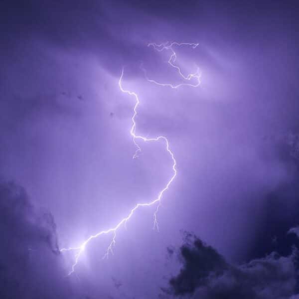 Rayos y nubosidad sobre la cordillera tras el aviso por tormentas eléctricas en seis regiones para este lunes 26 de octubre