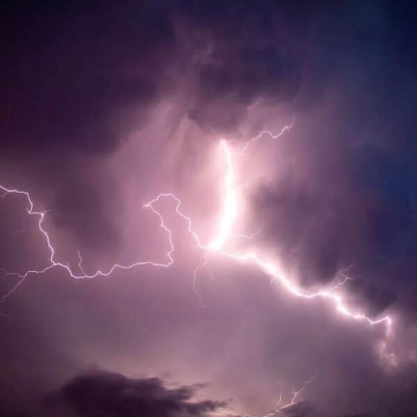 Cielos nublados y actividad eléctrica sobre Santiago tras el aviso por tormentas eléctricas emitido por la Dirección Meteorológica