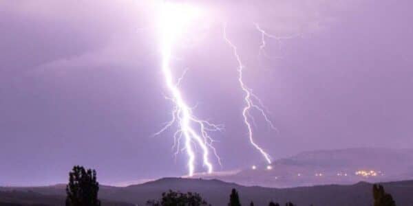 La Dirección Meteorológica de Chile emitió un aviso por probables tormentas eléctricas y lluvias fuertes para 10 regiones, desde Coquimbo hasta Los Lagos, entre el viernes 2 y el sábado 3 de octubre.