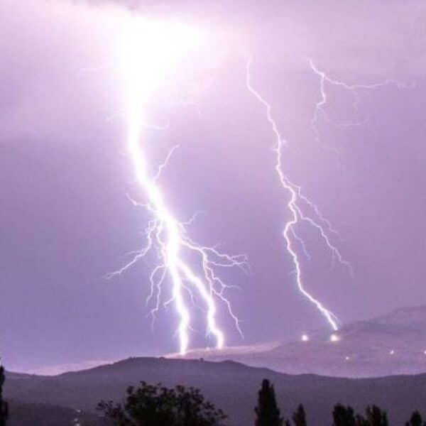 La Dirección Meteorológica de Chile emitió un aviso por probables tormentas eléctricas y lluvias fuertes para 10 regiones, desde Coquimbo hasta Los Lagos, entre el viernes 2 y el sábado 3 de octubre.